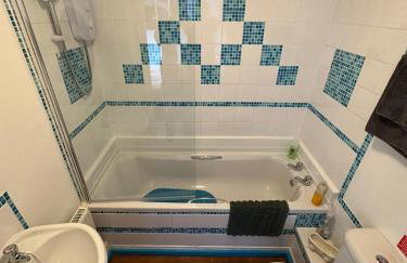 Self Catering Spacious open plan 3 bed apartment with sea views - Foto 16