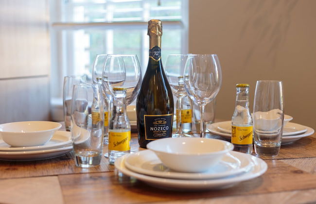 Lovely Apartment Beneath Edinburgh Castle - Photo 3