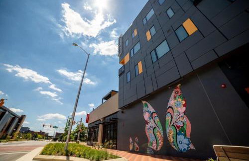 2BR Balcony Suite Gym & Pool Downtown at CityWay - Foto 12