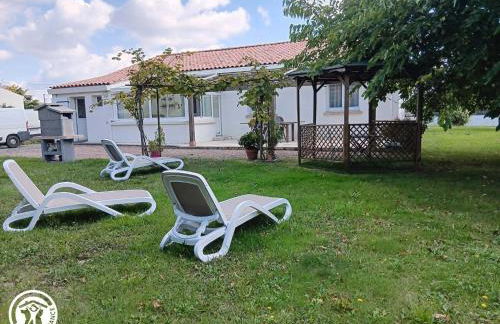 Maison rénovée avec grand jardin, proche des Sables-d'Olonne, 4 chambres, terrasse et Wifi - FR-1-426-187 - Foto 1