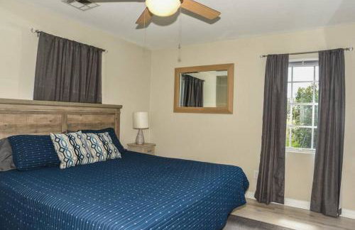 Classic Colonial Home near Main Street - Foto 25