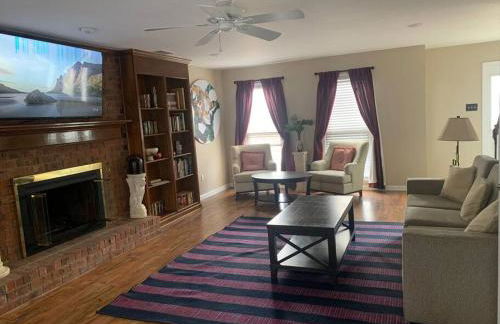 Large near Shops/Dining & easy access to freeway - Foto 10