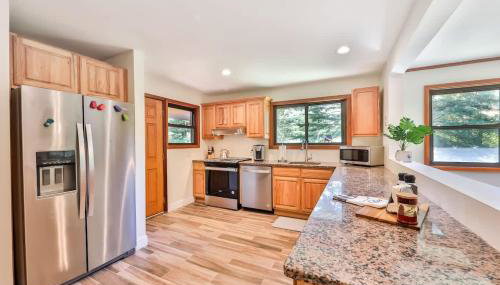 Stream-Side Atrium Home with Side Rooms & Pool Table - Foto 5