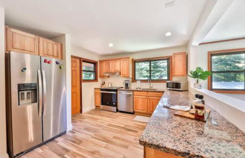Stream-Side Atrium Home with Side Rooms & Pool Table - Foto 5