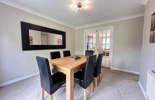 Spacious 4 Bed Home near Elizabeth Line, perfect for Contractors, Families & Groups - Foto 9