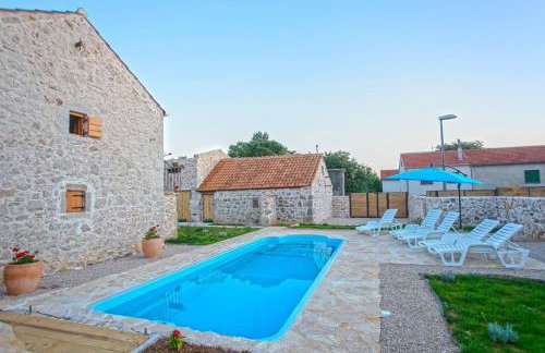 Heritage House Vrime - stone house with heated pool - Photo 10