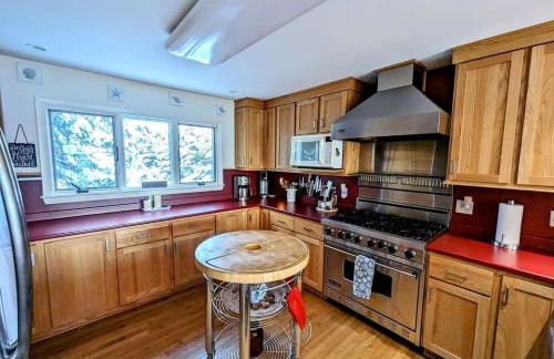 Idyllic Waterfront Cottage with Fire Pit Near Acadia National Park | Gouldsboro, Maine - Foto 3