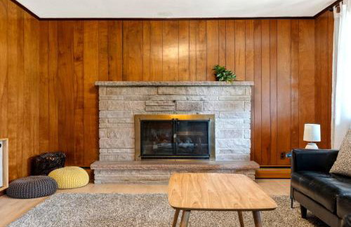 Charming Countryside Home with Yard and Office - Foto 24