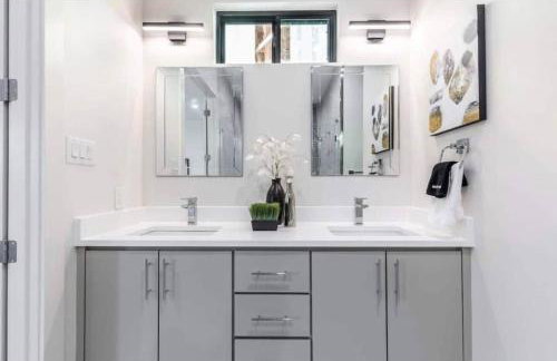 Uptown Modern with Private Patio & 1Gbps Wi-Fi - Foto 46