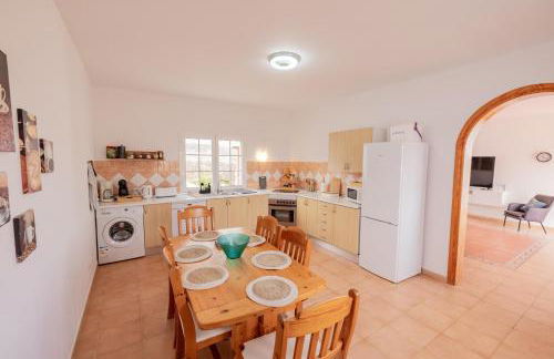 Casa Amaya - Spacious House with Pool, Large Garden, BBQ, 2 Terraces, and Ideal Location - Photo 7