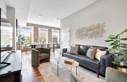 Luxury 4-BR with Free Parking in Heart of DC - Steps to Metro - Photo 2