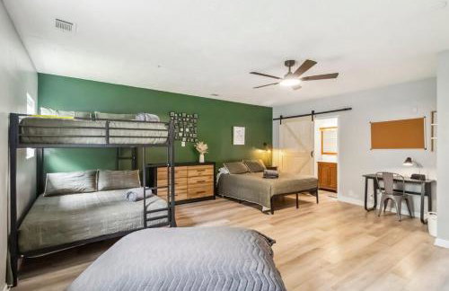 5BR with Game Room & Huge Backyard - Foto 34