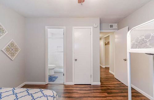 2 Units, Sleeps 16, Mins to Downtown - Airport - Foto 14