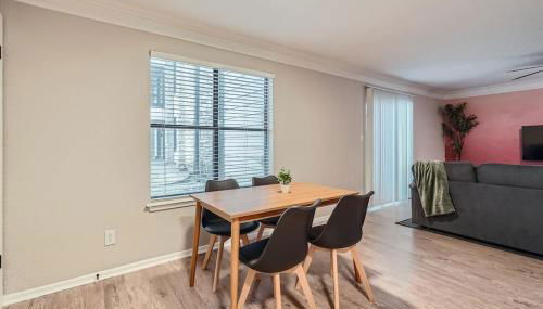 Your Chill 2B Getaway - 10min to DTWN - W/D, Pool, Prkg - Foto 4