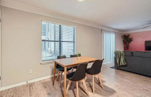 Your Chill 2B Getaway - 10min to DTWN - W/D, Pool, Prkg - Foto 4