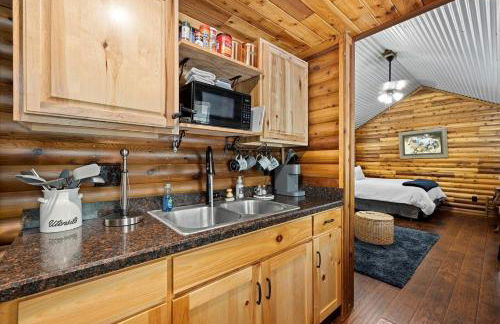 Stunning Riverfront Log Cabin Nestled Amidst Trees in Nashoba, Oklahoma - Foto 11