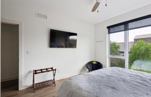 New Modern Townhome With Rooftop Patio 2 Bedroom Townhouse by RedAwning - Photo 35