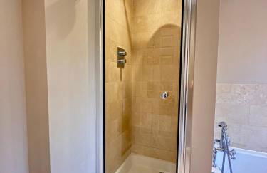 Spacious 4 Bed Home near Elizabeth Line, perfect for Contractors, Families & Groups - Foto 23