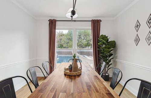 5BR w Backyard Paradise Pool Cinema Games - Foto 17