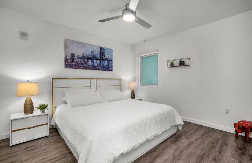 Luxury by the Beach with Pool, Gym, Game Room - Photo 35