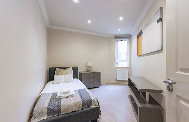 Beautiful 3-bed in the Heart of London With Parking-hosted by Sweetstay - Photo 7