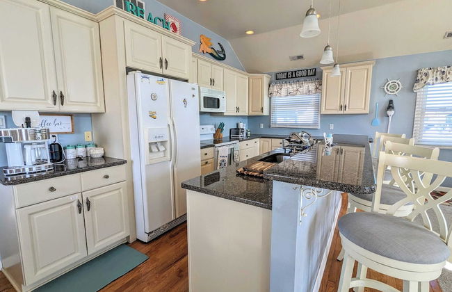 Waves 'n Wooder by Avantstay Swimspa + Game Room, Walk to Beach - Foto 5