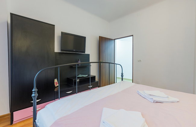 Modern Apartment - Photo 10