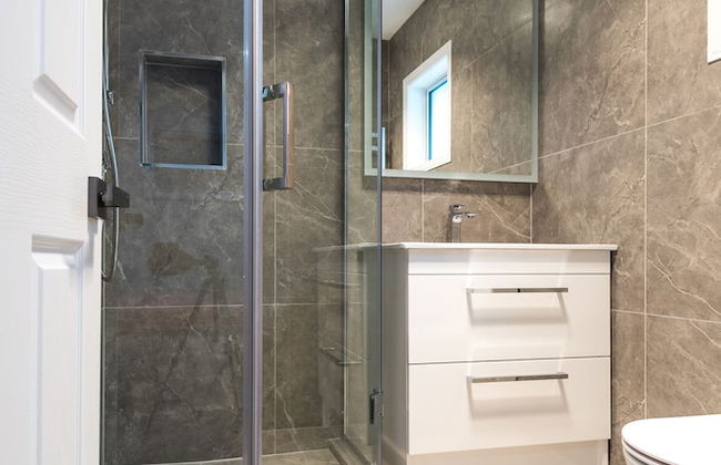 Brand New 5BR home with view of the sea - Photo 33