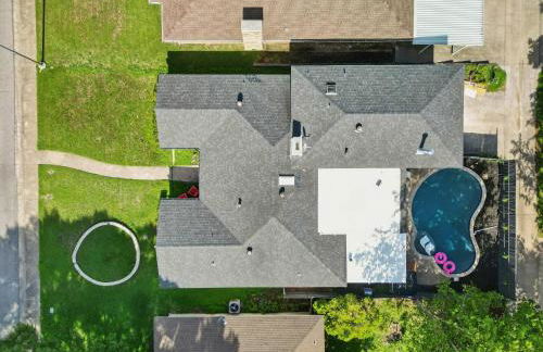 Spacious 5BR Getaway with Pool - Foto 53