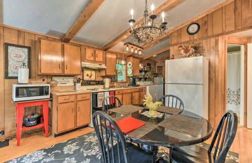 Smoky Mtn Cottage on Creek with Lanai and Forest Views - Foto 2