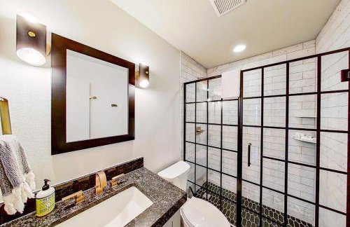 Contemporary, Dog-Friendly Townhouse with Balcony, Pool & Day Docks - Foto 18
