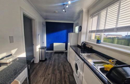 Cozy Shotts House with 2 Bedrooms - Photo 12