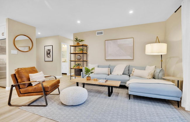 Designer Coastal Paradise w Pool - Steps to Beach - Foto 4