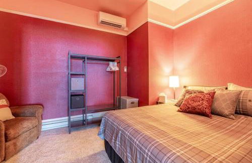 Rustic 3-Bedroom, 1.5-Bath Oasis by Downtown - Foto 9