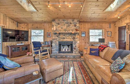 Cabin with Decks and Fire Pit Near Lost River! - Foto 3