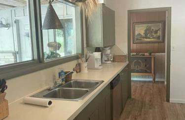 Peaceful Cabin Getaway Overlooking Tuscarawas River Valley in New Philadelphia, Ohio - Foto 3