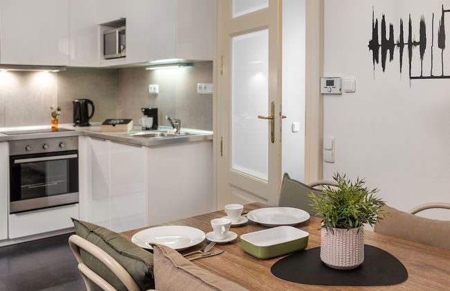 4 Arts Apartments by Adrez Living - Photo 25