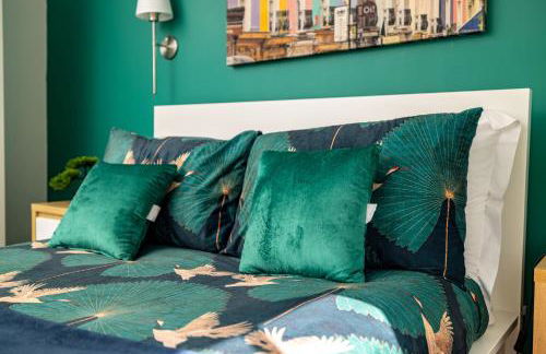 Modern 2-Bed Apartment - Near Train and Town - Parking Available - Foto 19