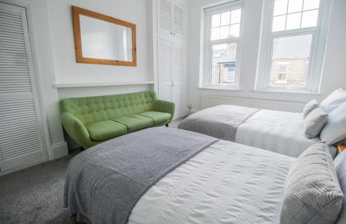 Free Parking, Ideal for Long Term Contractor, etc Stays, Regular Housekeeping Option, 10 min Walk from Beach and Metro 15-20 min Drive to Nissan & Newcastle - Dwellcome Home Ltd 2 DOUBLE Bedroom 3 Bed Apt, Fast WIFI - See our Site for Assurance - Foto 4