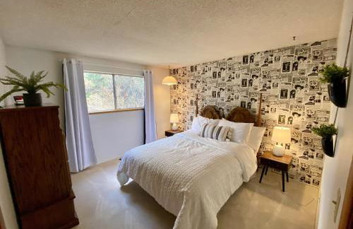 Hollinshead Haven Home with BBQ & Free Wifi - 30 days min home - Photo 1