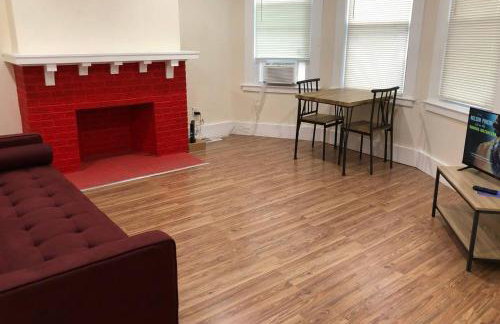 Spacious and private apartment with 3 bedrooms and 1 bathroom near Newark International Airport EWR and New York City, MetLife Stadium FIFA World Cup 20 minutes away - Foto 1