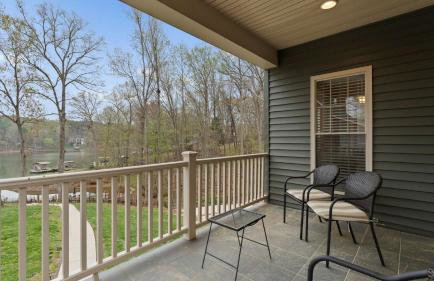 Sleeps 22, Lakefront w/ Private Dock & Pool, 2 Houses Lake Living by Avantstay - Foto 56
