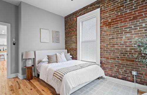 The Modern Boho Brick Loft - Foto 29