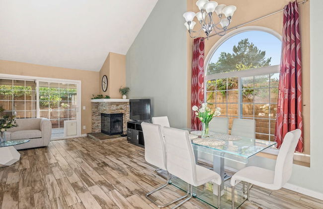 Spacious Retreat w Modern Decor and Private Yard - Photo 18