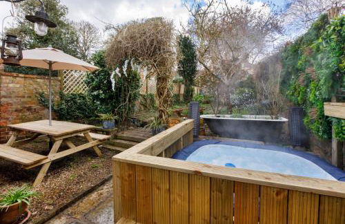 Minster House - Group Hot Tub - Photo 51