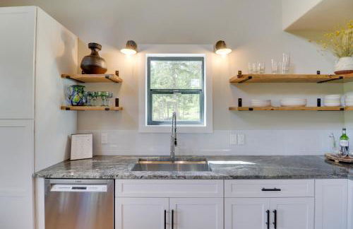 Lakeside Cabin with Hot Tub 3 Mi to Flathead Lake! - Foto 11