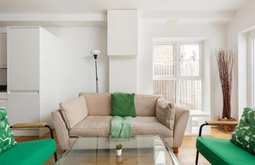 New! Bright 2BR Flat with Patio - Foto 6