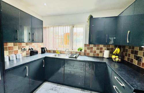 3 bedroom house sleeps 5 free parking long stay discounts - Foto 17