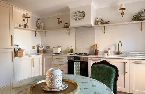 Boutique High Street Apartment In Crickhowell - Photo 14