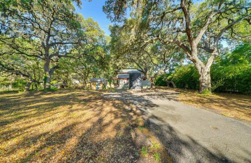 Peaceful Helotes Cabin Fire Pit, 9 Mi to Old Town - Foto 32